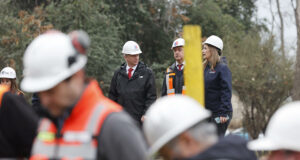 Temporal en Chile obliga a decretar alarma roja en Santiago El presidente José Antonio Kast inspecciona obras en la Quebrada de Ramón ante el fuerte temporal en Chile.