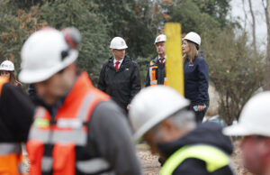 Temporal en Chile obliga a decretar alarma roja en Santiago El presidente José Antonio Kast inspecciona obras en la Quebrada de Ramón ante el fuerte temporal en Chile.