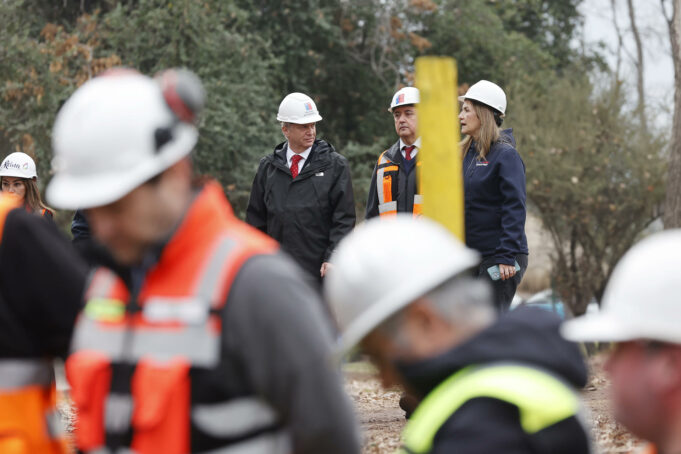 Temporal en Chile obliga a decretar alarma roja en Santiago El presidente José Antonio Kast inspecciona obras en la Quebrada de Ramón ante el fuerte temporal en Chile.