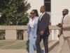 Jueza de Alabama bajo investigación por gasto de 874 mil dólares La jueza suspendida Yashiba Blanchard viste traje azul claro caminando junto a sus acompañantes en Alabama.