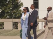 Jueza de Alabama bajo investigación por gasto de 874 mil dólares La jueza suspendida Yashiba Blanchard viste traje azul claro caminando junto a sus acompañantes en Alabama.