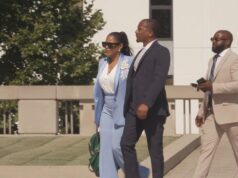 Jueza de Alabama bajo investigación por gasto de 874 mil dólares La jueza suspendida Yashiba Blanchard viste traje azul claro caminando junto a sus acompañantes en Alabama.