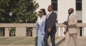 Jueza de Alabama bajo investigación por gasto de 874 mil dólares La jueza suspendida Yashiba Blanchard viste traje azul claro caminando junto a sus acompañantes en Alabama.