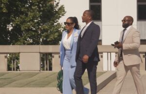 Jueza de Alabama bajo investigación por gasto de 874 mil dólares La jueza suspendida Yashiba Blanchard viste traje azul claro caminando junto a sus acompañantes en Alabama.
