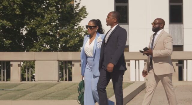 Jueza de Alabama bajo investigación por gasto de 874 mil dólares La jueza suspendida Yashiba Blanchard viste traje azul claro caminando junto a sus acompañantes en Alabama.