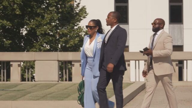 La jueza suspendida Yashiba Blanchard viste traje azul claro caminando junto a sus acompañantes en Alabama.