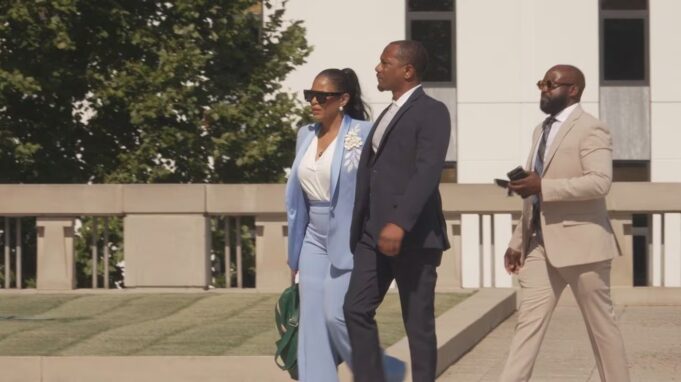 Jueza de Alabama bajo investigación por gasto de 874 mil dólares La jueza suspendida Yashiba Blanchard viste traje azul claro caminando junto a sus acompañantes en Alabama.