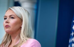 Controles de tráfico del ICE continuarán pese a muertes Karoline Leavitt de rosa en la Casa Blanca hablando sobre controles de tráfico de inmigración del ICE.