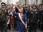 Keiko Fujimori asume la presidencia de Perú para 2026-2031 Keiko Fujimori sonríe y saluda con la banda presidencial de Perú rodeada de oficiales militares y confeti.