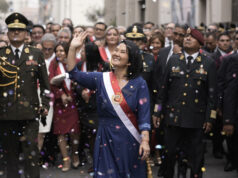 Keiko Fujimori asume la presidencia de Perú para 2026-2031 Keiko Fujimori sonríe y saluda con la banda presidencial de Perú rodeada de oficiales militares y confeti.