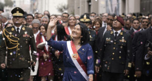 Keiko Fujimori asume la presidencia de Perú para 2026-2031 Keiko Fujimori sonríe y saluda con la banda presidencial de Perú rodeada de oficiales militares y confeti.