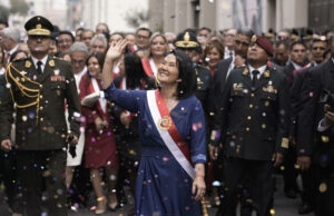 Keiko Fujimori asume la presidencia de Perú para 2026-2031 Keiko Fujimori sonríe y saluda con la banda presidencial de Perú rodeada de oficiales militares y confeti.