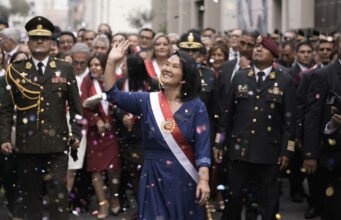Keiko Fujimori asume la presidencia de Perú para 2026-2031 Keiko Fujimori sonríe y saluda con la banda presidencial de Perú rodeada de oficiales militares y confeti.