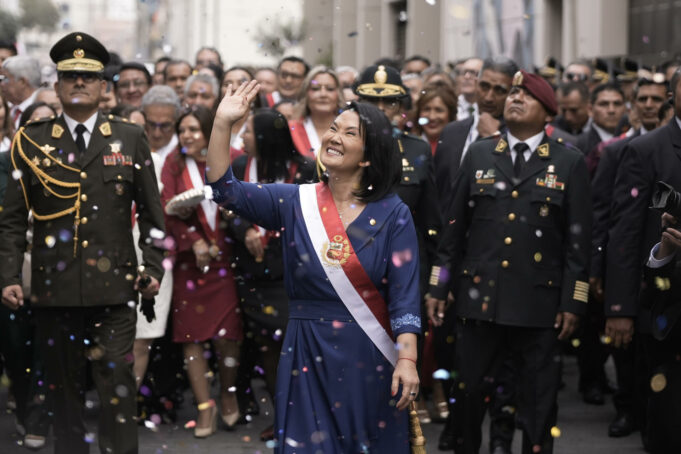 Keiko Fujimori asume la presidencia de Perú para 2026-2031 Keiko Fujimori sonríe y saluda con la banda presidencial de Perú rodeada de oficiales militares y confeti.