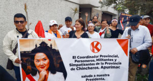 Keiko Fujimori inicia transición presidencial en Perú Simpatizantes de Fuerza Popular sostienen pancarta de Keiko Fujimori celebrando los resultados electorales de Perú.