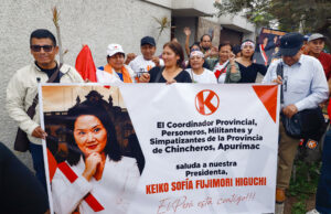 Keiko Fujimori inicia transición presidencial en Perú Simpatizantes de Fuerza Popular sostienen pancarta de Keiko Fujimori celebrando los resultados electorales de Perú.