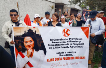 Keiko Fujimori inicia transición presidencial en Perú Simpatizantes de Fuerza Popular sostienen pancarta de Keiko Fujimori celebrando los resultados electorales de Perú.