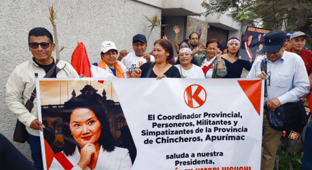 Keiko Fujimori inicia transición presidencial en Perú Simpatizantes de Fuerza Popular sostienen pancarta de Keiko Fujimori celebrando los resultados electorales de Perú.