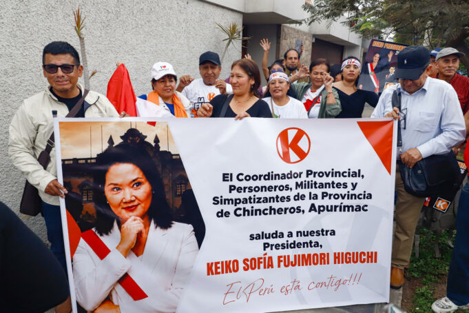 Keiko Fujimori inicia transición presidencial en Perú Simpatizantes de Fuerza Popular sostienen pancarta de Keiko Fujimori celebrando los resultados electorales de Perú.