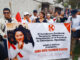 Keiko Fujimori inicia transición presidencial en Perú Simpatizantes de Fuerza Popular sostienen pancarta de Keiko Fujimori celebrando los resultados electorales de Perú.
