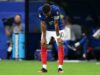 Kylian Mbappé analiza la dura eliminación en el Mundial Kylian Mbappé cabizbajo con las manos en las rodillas vistiendo el uniforme de Francia tras perder la semifinal.
