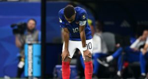 Kylian Mbappé analiza la dura eliminación en el Mundial Kylian Mbappé cabizbajo con las manos en las rodillas vistiendo el uniforme de Francia tras perder la semifinal.