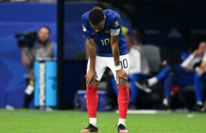Kylian Mbappé analiza la dura eliminación en el Mundial Kylian Mbappé cabizbajo con las manos en las rodillas vistiendo el uniforme de Francia tras perder la semifinal.