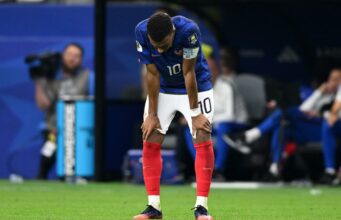 Kylian Mbappé analiza la dura eliminación en el Mundial Kylian Mbappé cabizbajo con las manos en las rodillas vistiendo el uniforme de Francia tras perder la semifinal.