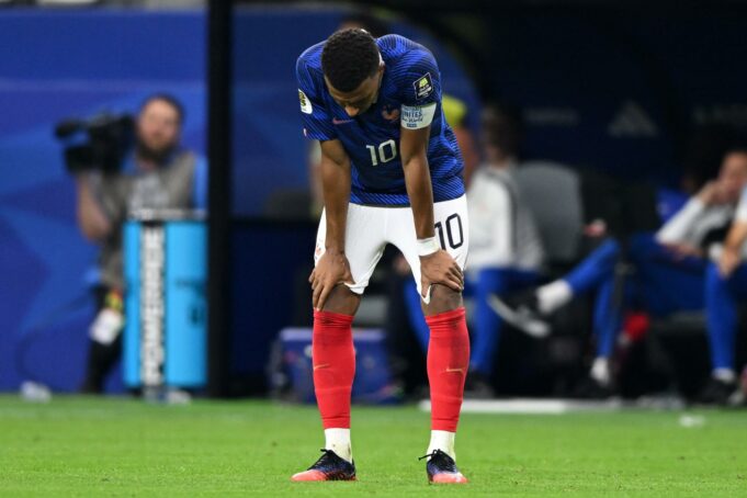 Kylian Mbappé analiza la dura eliminación en el Mundial Kylian Mbappé cabizbajo con las manos en las rodillas vistiendo el uniforme de Francia tras perder la semifinal.