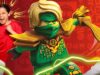 LEGO Discovery Center ofrece entradas gratis a maestros Niños recreando poses de artes marciales junto al personaje de LEGO NINJAGO verde sobre fondo rojo.