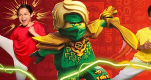 LEGO Discovery Center ofrece entradas gratis a maestros Niños recreando poses de artes marciales junto al personaje de LEGO NINJAGO verde sobre fondo rojo.