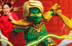 LEGO Discovery Center ofrece entradas gratis a maestros Niños recreando poses de artes marciales junto al personaje de LEGO NINJAGO verde sobre fondo rojo.