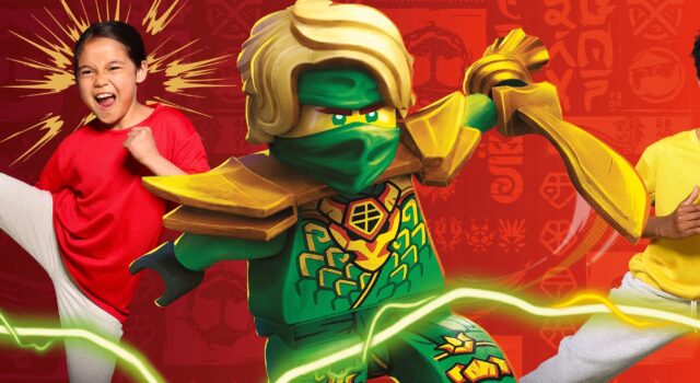 LEGO Discovery Center ofrece entradas gratis a maestros Niños recreando poses de artes marciales junto al personaje de LEGO NINJAGO verde sobre fondo rojo.