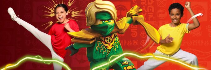 LEGO Discovery Center ofrece entradas gratis a maestros Niños recreando poses de artes marciales junto al personaje de LEGO NINJAGO verde sobre fondo rojo.
