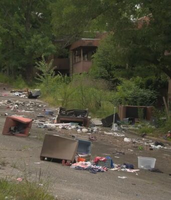 Limpieza en Center Point tras incendios en condominios Basura acumulada y muebles viejos en la calle de los condominios abandonados de Center Point en Alabama.