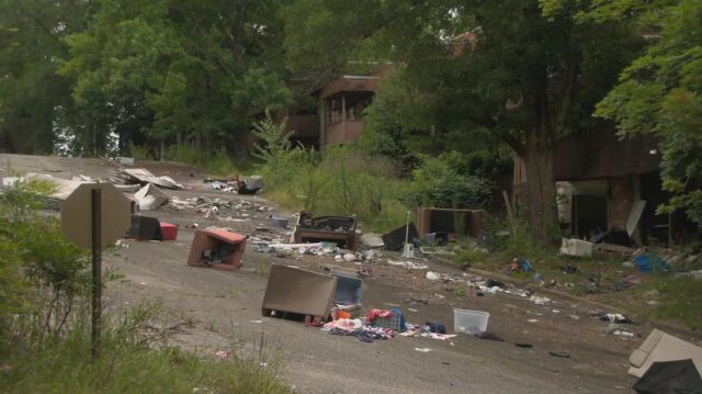 Basura acumulada y muebles viejos en la calle de los condominios abandonados de Center Point en Alabama.