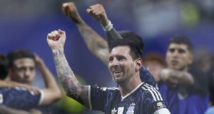 Lionel Messi supera a Mbappé y lidera el goleo del Mundial El futbolista Lionel Messi sonríe con el puño en alto celebrando con Argentina la clasificación en el Mundial 2026.