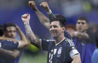 Lionel Messi supera a Mbappé y lidera el goleo del Mundial El futbolista Lionel Messi sonríe con el puño en alto celebrando con Argentina la clasificación en el Mundial 2026.