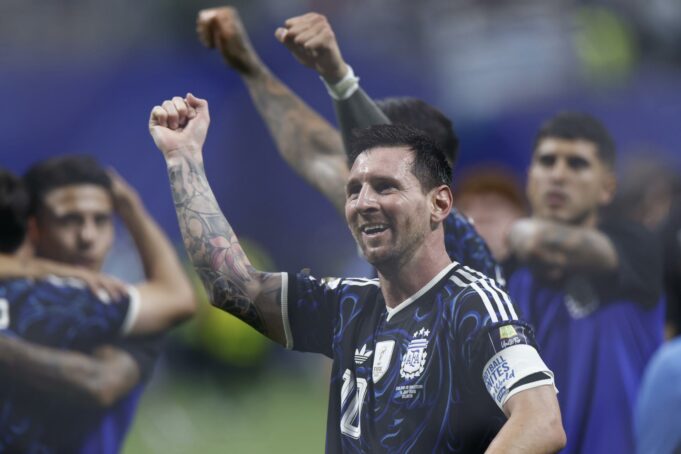Lionel Messi supera a Mbappé y lidera el goleo del Mundial El futbolista Lionel Messi sonríe con el puño en alto celebrando con Argentina la clasificación en el Mundial 2026.