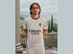 Luka Modric renueva con el Milan hasta junio de 2027 Luka Modric posa con la camiseta blanca del Milan tras confirmarse su renovación de contrato.