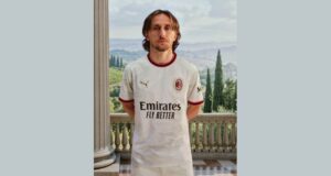 Luka Modric renueva con el Milan hasta junio de 2027 Luka Modric posa con la camiseta blanca del Milan tras confirmarse su renovación de contrato.