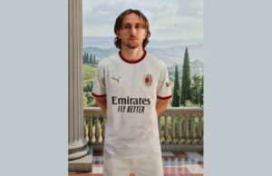 Luka Modric renueva con el Milan hasta junio de 2027 Luka Modric posa con la camiseta blanca del Milan tras confirmarse su renovación de contrato.