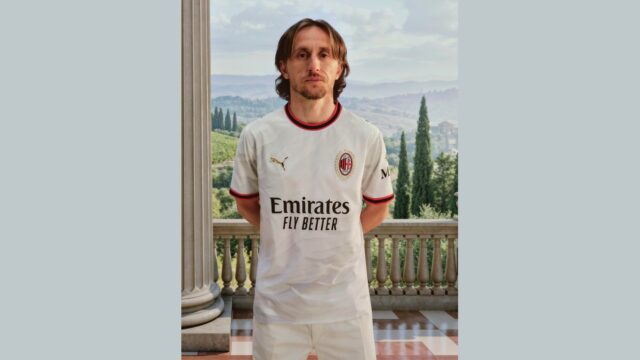 luka-modric-milan-camiseta-blanca-renovacion Luka Modric posa con la camiseta blanca del Milan tras confirmarse su renovación de contrato.