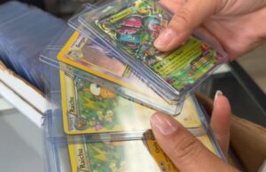 Alabama sufre ola de robos de valiosas cartas de Pokémon Manos sosteniendo cartas coleccionables de Pokémon en fundas protectoras como Raichu y Gengar en una tienda de Alabama.
