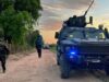 México confirma la muerte de 10 criminales en Sinaloa Vehículo blindado de la Policía Estatal y agentes armados resguardan un camino rural durante un operativo en México.