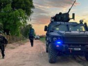 México confirma la muerte de 10 criminales en Sinaloa Vehículo blindado de la Policía Estatal y agentes armados resguardan un camino rural durante un operativo en México.