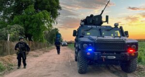 México confirma la muerte de 10 criminales en Sinaloa Vehículo blindado de la Policía Estatal y agentes armados resguardan un camino rural durante un operativo en México.