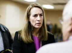 Casa Blanca exige ley electoral por falla en Nueva Jersey La gobernadora de Nueva Jersey Mikie Sherrill hablando con ciudadanos en medio del debate sobre la ley electoral.