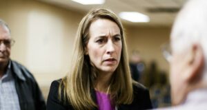 Casa Blanca exige ley electoral por falla en Nueva Jersey La gobernadora de Nueva Jersey Mikie Sherrill hablando con ciudadanos en medio del debate sobre la ley electoral.