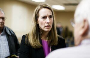 Casa Blanca exige ley electoral por falla en Nueva Jersey La gobernadora de Nueva Jersey Mikie Sherrill hablando con ciudadanos en medio del debate sobre la ley electoral.
